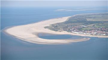 Blick aus der Luft auf die ostfriesische Insel Borkum in der Nordsee.