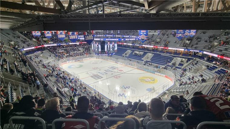 Pinguins-Fans on Tour: Per Sonderzug nach Mannheim - Her mit den Punkten (Update 28) Blick aus luftiger Höhe: Hier stehen die Pinguins-Fans im Gästeblock.