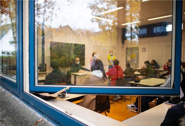 Niedersachsen stellt 5000 Hilfskräfte für Lehrer ein Blick durch das offen stehende Fenster in den Klassenraum einer Schule.