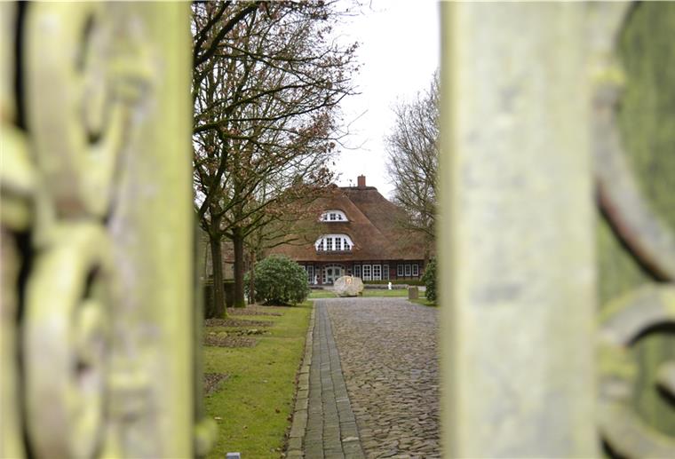 Land-Käufe in Beverstedt: Wenn das große Geld kommt Blick durch ein Gartentor auf Bauernhaus.
