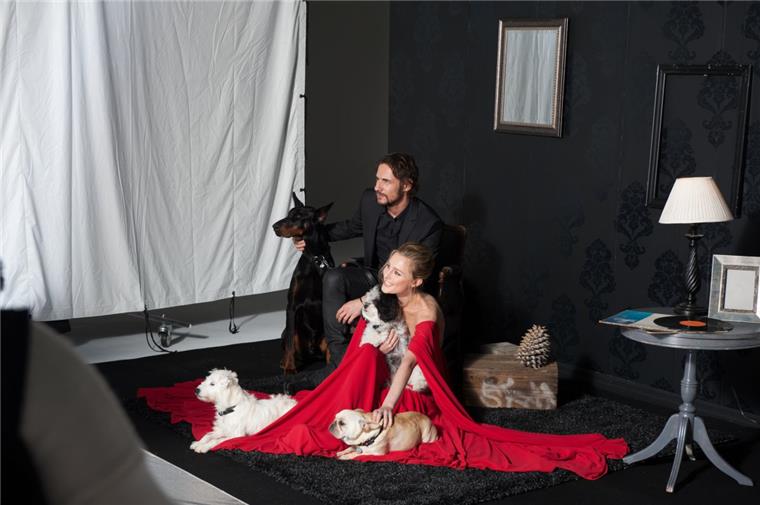 Blick hinter die Kulissen: Die Langenerin Maja posiert mit Thomas Hayo und den vierbeinigen Models vor der Kamera. Foto ProSieben/ Micah Smith