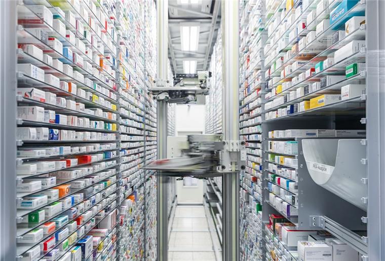 Medikamentenversorgung in Deutschland derzeit gesichert Blick in das automatisierte Medikamentenlager einer Apotheke in Leipzig. Trotz Hamsterkäufen und vereinzelten Lieferengpässen müssen sich Menschen in Deutschland keine Sorgen über die Medikamentenversorgung machen.