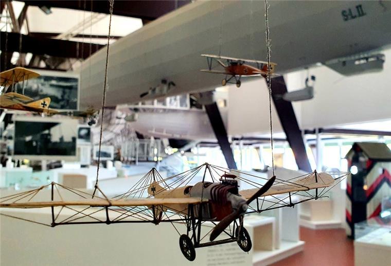 Aeronauticum Nordholz: Museumsschatz aus Wertvollem und Kuriosem Blick in den ältesten und jüngsten Teil der Dauerausstellung im Aeronauticum: Das Museum verfügt über rund 16000 Objekte, Dokumente, Fotografien, Bücher und Zeitschriften. Ein Bruchteil davon, 370, findet sich in der Ausstellung wieder.