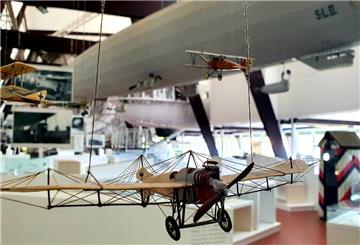 Blick in den ältesten und jüngsten Teil der Dauerausstellung im Aeronauticum: Das Museum verfügt über rund 16000 Objekte, Dokumente, Fotografien, Bücher und Zeitschriften. Ein Bruchteil davon, 370, findet sich in der Ausstellung wieder.