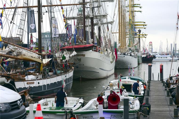 Das Seestadtfest geht weiter - Wir haben die Bilder Blick in den Neuen Hafen.
