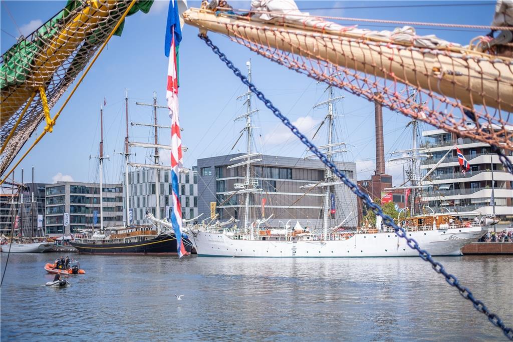 Blick in den Neun Hafen auf die "Christian Radich".