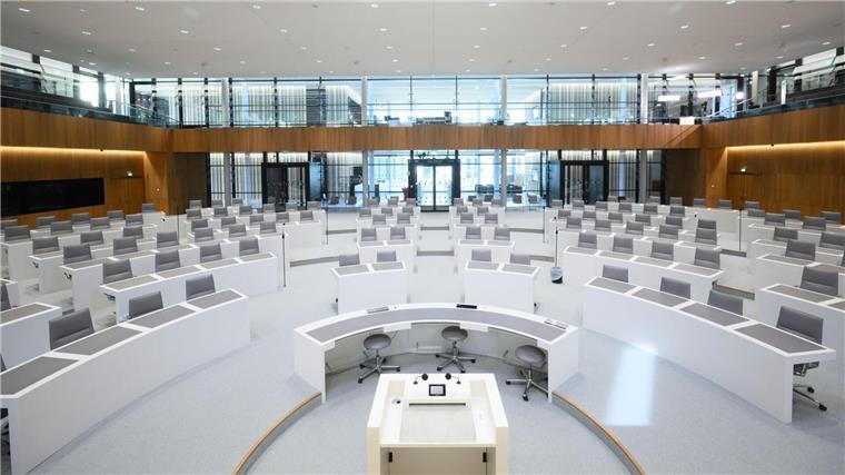 Umfrage: CDU in Niedersachsen klar stärkste Kraft Blick in den Plenarsaal des niedersächsischen Landtages. Einer aktuellen Umfrage zufolge, wäre die CDU hier die stärkste Kraft. (Archivbild)