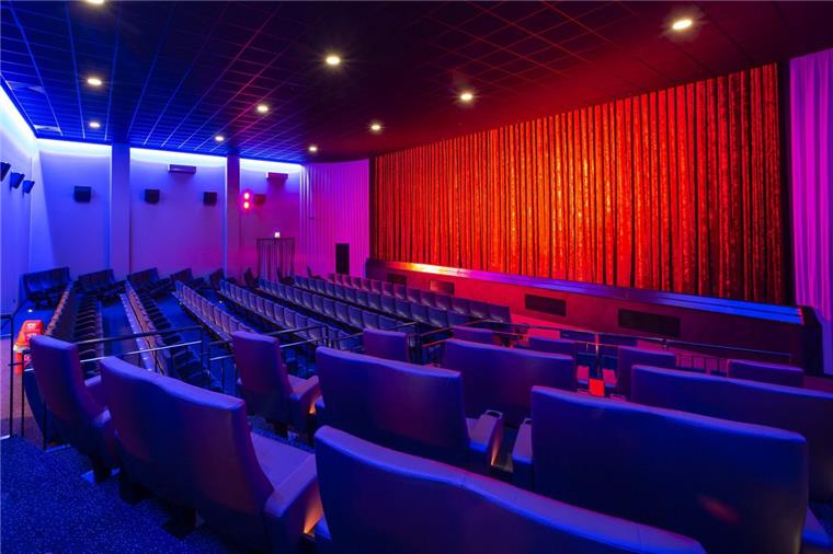 Cuxhaven: Mehr Service und Logensessel für das Bali-Kino Blick in den renovierten Saal 1 des Bali-Kinos.