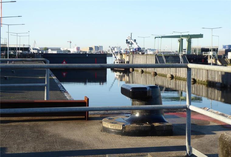 Schiffe & Autofahrer aufgepasst: An der Schleuse kann es am Mittwoch stocken Blick in die Fischereihafen-Doppelschleuse.