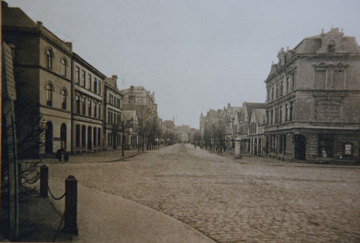 Blick in die Georgstraße um 1885. Bereits damals war die Chaussee bis zur heutigen Georg-Seebeck-Straße dicht bebaut. Ähnliche Aufnahmen finden sich eine ganze Reihe in dem neuen Buch über Geestemünde.