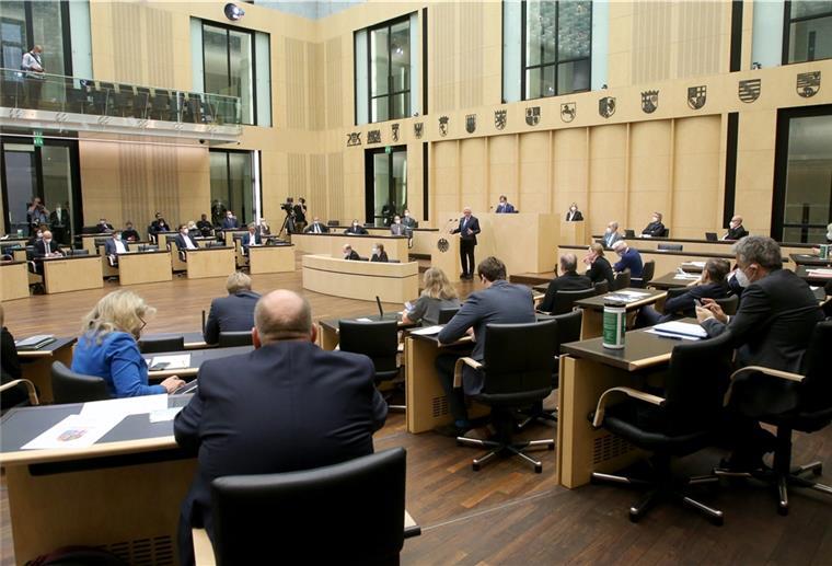 Bundesrat gibt grünes Licht für Corona-Pläne Volker Bouffier (M, CDU), Ministerpräsident von Hessen, spricht während der Sondersitzung des Bundesrates zu Änderungen am Bundesinfektionsschutzgesetz