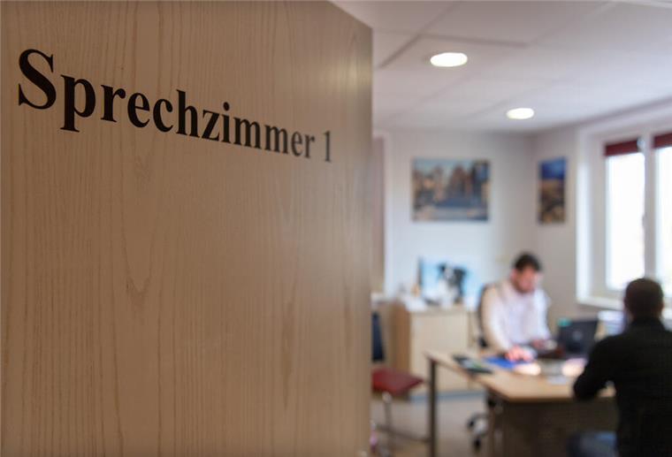 Patient prügelt Arzt fast tot: Gewalt gegen Mediziner erreicht neuen Höchststand ARCHIV - 28.01.2019, Sachsen, Hartha: SYMBOLBILD. Blick in ein Sprechzimmer einer Hausarztpraxis vom Hausarzt. . (zu dpa: «Bundesrat billigt Erleichterungen für Hausärzte») Foto: Monika Skolimowska/dpa-Zentralbild/dpa +++ dpa-Bildfunk +++