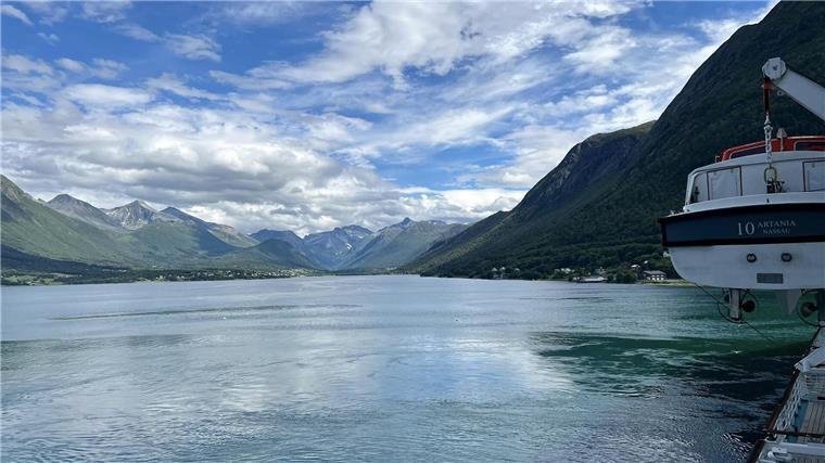 Kurs Bremerhaven: So läuft der letzte Abend auf der „Artania“ Blick in einen norwegischen Fjord.