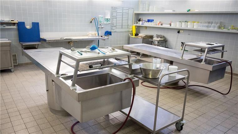 Leiter Rechtsmedizin Hannover: Es wird zu wenig obduziert Blick in einen Sektionsraum für Obduktionen.