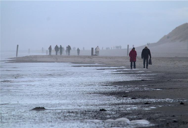 Anbaden in der Nordsee abgesagt Niedersachsen, Norderney: Spaziergänger sind am Weststrand der Nordsee-Insel unterwegs.