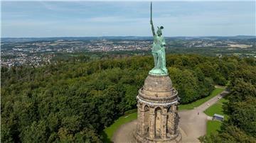 Blick per Drohne auf das Hermannsdenkmal, Deutschlands größte Statue, in den Höhen des Teutoburger Waldes