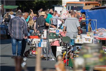 Blick über den Flohmarkt beim Herbstmarkt mit Straßenfest in Selsingen.