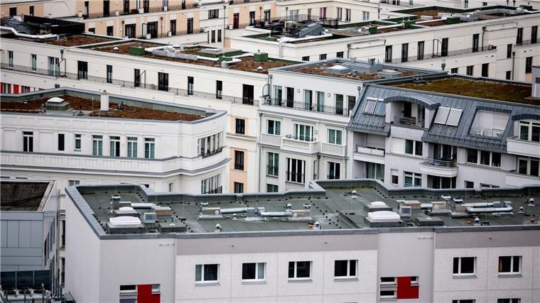 CDU will Zuschuss für alle jungen Immobilienkäufer Blick über die Dächer von Mehrfamilienhäusern.