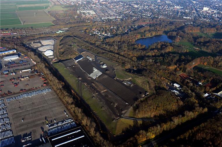 Blick über die Mülldeponie Grauer Wall. Oben links befindet sich das Zwischenlager.  Luftfoto Scheer