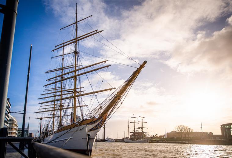 Blick über die Schiffe im Neuen Hafen und Havenwelten: Wal, Alexander von Humboldt II und Co. im Juni 2021.
