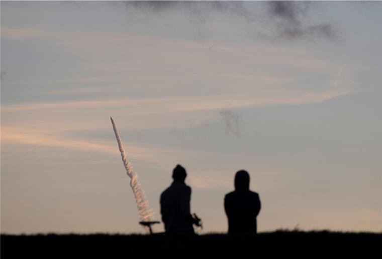 Startet da eine Rakete über Nordenham? Blick vom anderen Weserufer auf den „Raketenstart“ über Nordenham.