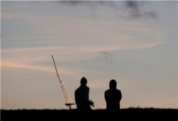 Blick vom anderen Weserufer auf den „Raketenstart“ über Nordenham.