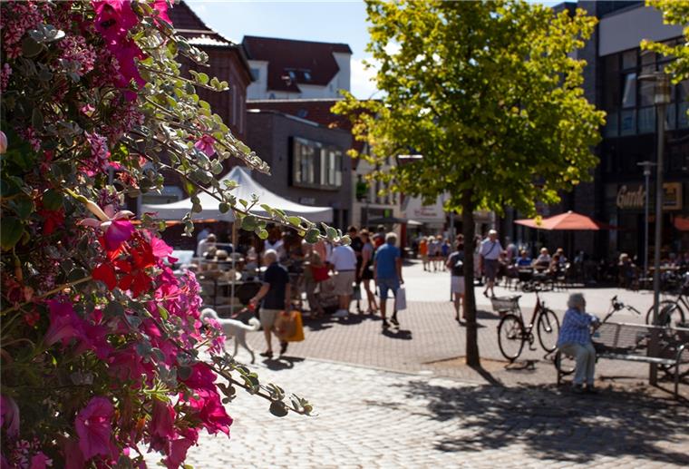 Cuxhaven, Karstadt und eine Perspektive Blick vom Kaemmererplatz in die Cuxhavener Fußgängerzone Nordersteinstraße: Wo sich heute ein Geschäft ans nächste reiht (rechts), stand früher das Karstadt-Kaufhaus. Das Umfeld wurde von der Stadt neu gestaltet, um die Aufenthaltsqualität zu erhöhen.