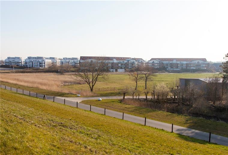 Hotelprojekt an Wurster Küste: Chance oder Fremdkörper? Blick vom Seedeich in Dorum-Neufeld: Auf der grünen Wiese zwischen den Siedlungsteilen im Vordergrund (rechts) und den Appartmenthäusern (links) soll das neue Hotel entstehen.