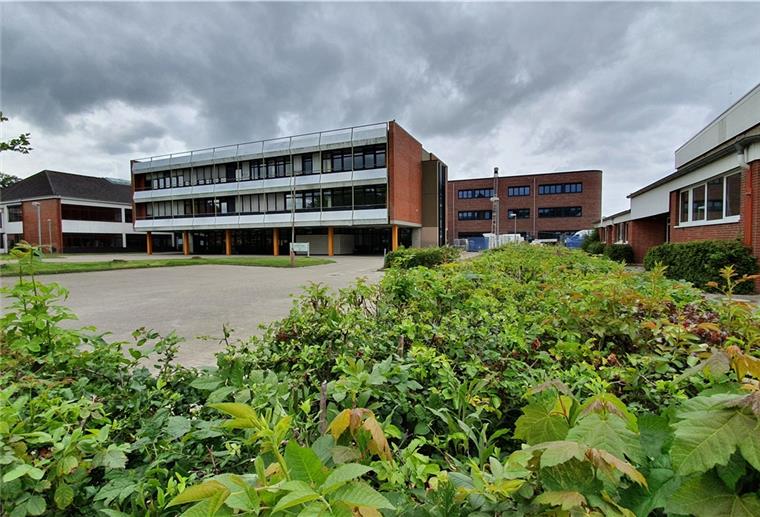 Dorum: Eine Schule für 30 Millionen Euro Blick von der Alsumer Straße auf die Oberschule Dorum: Von links bis zur Mitte erstreckt sich ein Altbau, der Anfang kommenden Jahres abgerissen wird. Dahinter ist ein Teil des neuen Klassentraktes zu sehen. Rechts befindet sich die Turnhalle, die erhalten bleibt.