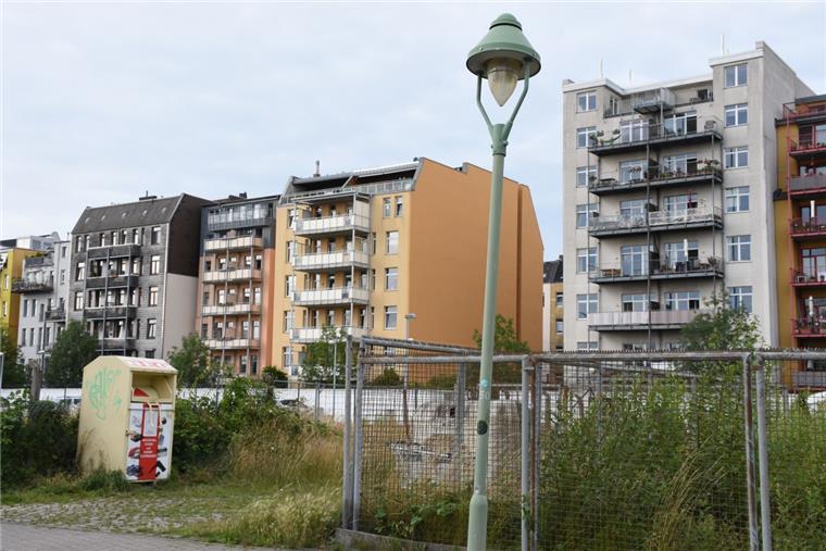 Blick von der Rudloffstraße auf die Gründerzeithäuser der Alten Bürger: Die Arbeiterwohlfahrt will in der Baulücke im Zentrum einen Neubau für betreutes Wohnen errichten. Einen in der Zukunftswerkstatt geforderten Durchgang will die Awo jedoch nicht.