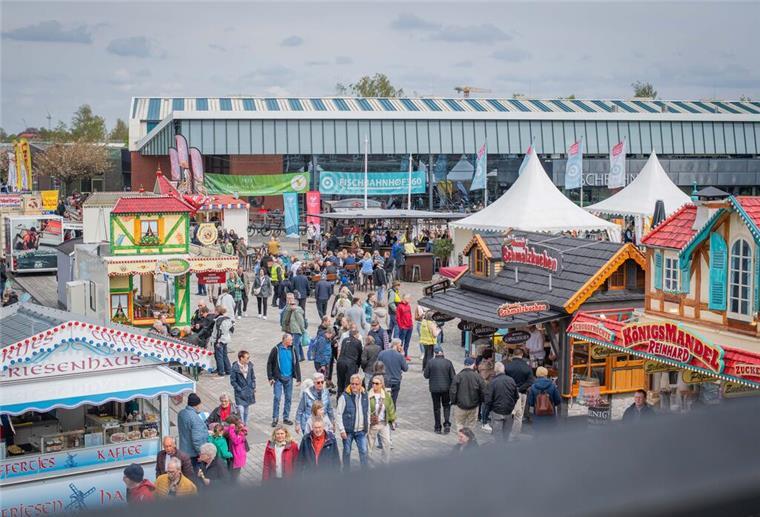 Ganz schön fischig! Bilder der Fischparty im Fischereihafen Bremerhaven Blick von oben über das Festgelände auf den Fischbahnhof.