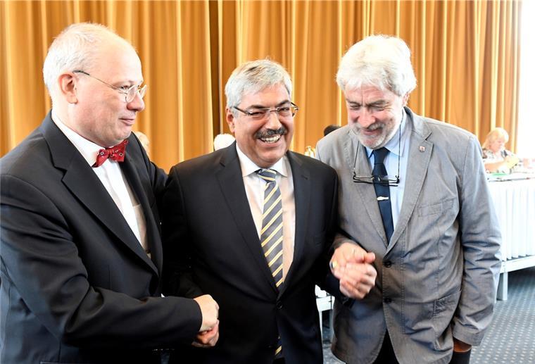 Blick zurück ins Jahr 2016: Melf Grantz – im Bild mit SPD-Fraktionschef Sönke Allers (links) und Stadtrat Uwe Parpart – wird zu, ersten Mal wiedergewählt.