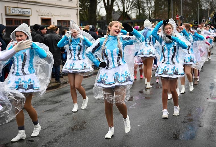 Karneval: Es gibt wieder keinen Umzug in Wehdel Beim Karneval in Wehdel trotzen die Narren Sturm und Regen. Hier die Prinzengarde.