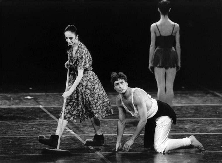 John Neumeier: Vom jüngsten zum dienstältesten Ballettchef der Welt Blick zurück: Marcia Haydee (l) als Putzfrau und der Ballettdirektor der Hamburgischen Staatsoper John Neumeier (kniend, M) als „Er“ proben 1988 für die Uraufführung des Balletts „über Ionesco: Hamburger Impromptu/Die Stühle“ während der 14. Hamburger Ballett-Tage.