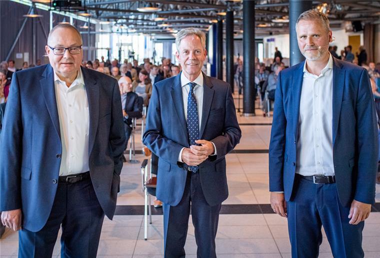 Blickten während der Vertreterversammlung der Volksbank Bremerhaven-Cuxland im Foyer der Stadthalle zuversichtlich nach vorne (von links): Vorstand Uwe Kordes, Aufsichtsratsvorsitzender Stephan Schulze-Aissen und Vorstand Frank Koschuth.