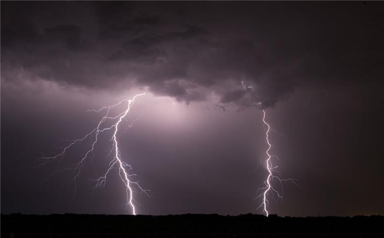 Heftige Blitzeinschläge erschüttern Reinkenheide und Schiffdorf Blitz und Donner: In Bremerhaven und Schiffdorf hat es in der Nacht zu Freitag ordentlich gerumst.