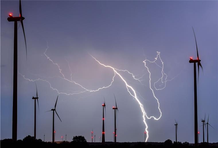 Gewitterwarnung für Bremen und Niedersachsen Blitze erhellen den Nachthimmel: In der Nacht zum Sonntag, 20. Juni 2021, soll es laut Deutschem Wetterdienst in Bremen und Niedersachsen heftige Gewitter geben.