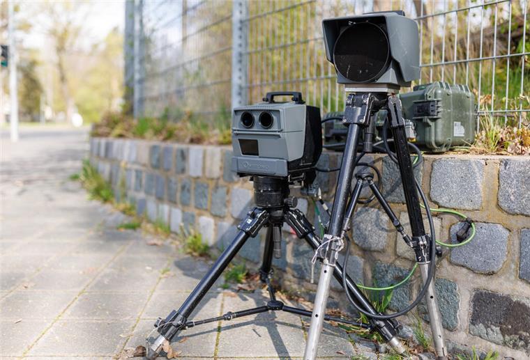Achtung Autofahrer! Hier wird diese Woche in Bremerhaven geblitzt Ein Geschwindigkeits-Messsystem vom Typ Poliscan FM1 des Herstellers Vitronic steht während des sogenannten Blitzmarathons in einer Dreißiger-Zone am Straßenrand.