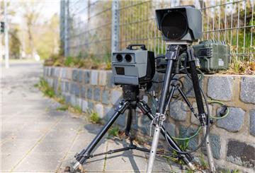 Ein Geschwindigkeits-Messsystem vom Typ Poliscan FM1 des Herstellers Vitronic steht während des sogenannten Blitzmarathons in einer Dreißiger-Zone am Straßenrand.