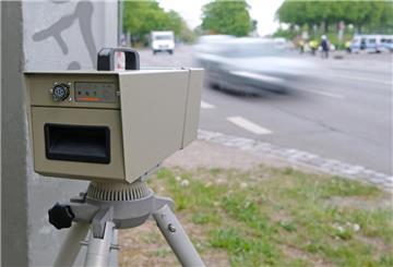 Ein mobiler Blitzer steht an der Straße.