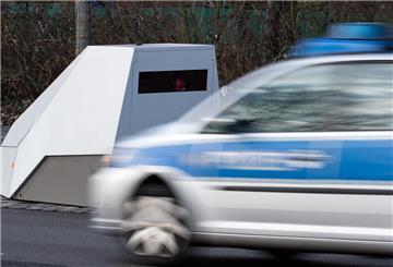 Blitzer im Einsatz: Mobile Blitzer in Bremerhaven sorgen für Tempokontrollen auf der Barkhausenstraße und weiteren Straßen.