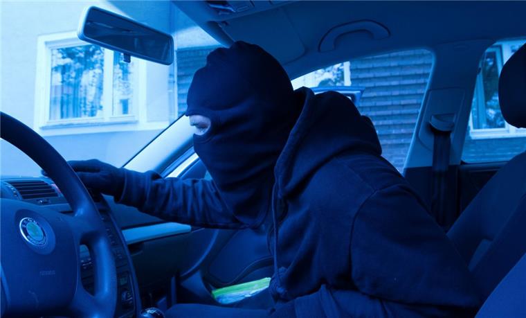 Lehe: Dieb stiehlt Handtasche und Smartphone vom Schoß Blitzschnell hat ein Dieb am Sonntagabend die Beifahrertür eines Autos in Lehe aufgerissen und Handtasche und Smartphone vom Schoß einer Insassin gestohlen.