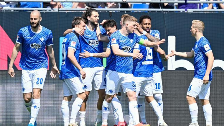 Nach Hornbys Blitztor: Hannover verliert in Darmstadt Blitztor von Fraser Hornby (3.v.l.) gegen Hannover.