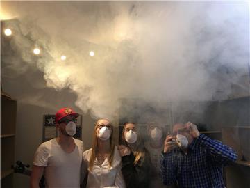 Bloß raus aus dem Escape-Room: Diese Gruppe hat das Abenteuer im "Der Spielspass" angetreten und braucht dringend den Schlüssel. Die Zeit läuft ab, der "tödliche" Nebel zieht bereits auf.