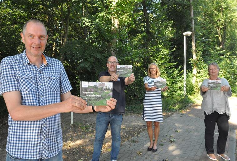 Broschüre der Stadt Nordenham wirbt für naturnahe Gärten Blumen, Büsche und Bäume sind viel schöner als Kies im Garten. Tipps für eine naturnahe Gartengestaltung bietet die Broschüre "Vorgärten in Nordenham", die der Nabu zusammen mit der Stadt Nordenham herausgegeben hat. Unser Bild zeigt (von links) Thorsten Röben und Detlef Glückselig vom Nabu, Nordenhams Baudezernentin Ellen Köncke und die Sprecherin der Nabu-Ortsgruppe Nordenham/Butjadingen, Conny Wefer.