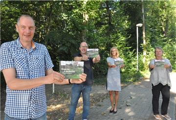 Blumen, Büsche und Bäume sind viel schöner als Kies im Garten. Tipps für eine naturnahe Gartengestaltung bietet die Broschüre "Vorgärten in Nordenham", die der Nabu zusammen mit der Stadt Nordenham herausgegeben hat. Unser Bild zeigt (von links) Thorsten Röben und Detlef Glückselig vom Nabu, Nordenhams Baudezernentin Ellen Köncke und die Sprecherin der Nabu-Ortsgruppe Nordenham/Butjadingen, Conny Wefer.