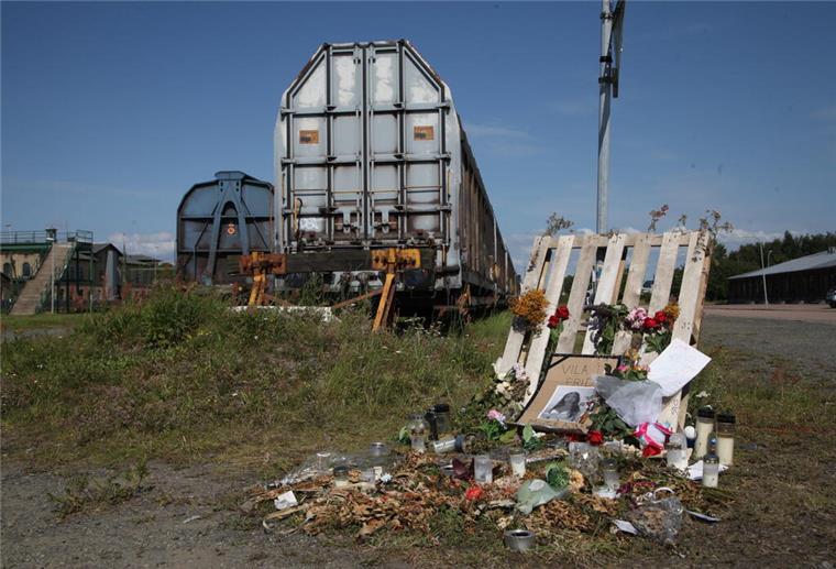 Horror-Tat unter Teenagern: Mädchen (14) brutal ermordet Blumen vor einem Eisenbahnwaggon