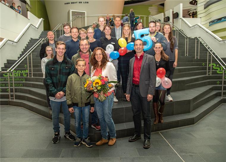 Bremerhaven: Klimahaus feiert die fünfmillionste Besucherin Blumen für den fünfmillionsten Besucher: Natalie Koop (Mitte) und ihre Familie erhielten vom Geschäftsführer des Klimahauses, Arne Dunker (rechts), eine Jahreskarte für den Besuch der Einrichtung.