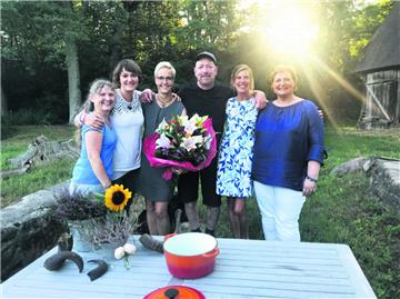 Blumen für die Siegerin Wiebke Icken aus Sievern  (Dritte von links): Ihre Mitbewerber bei der kulinarischen Herausforderung waren (von links): Sylvia Bracker aus Mittelholstein, Ve Spindler aus Südwestmecklenburg, Dirk Endrulat aus der Schaalseeregion, Ute Kuhlmann aus der Lüneburger Heide und Bärbel Feddersen aus Nordfriesland. 