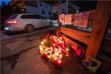 Blumen, Kerzen und Gedenkschmuck stehen und liegen am Ort des Unfalls in Luttach und leuchten nach Sonnenuntergang. Ein Auto war in eine Gruppe Urlauber gefahren und hat dabei sechs Menschen getötet. 